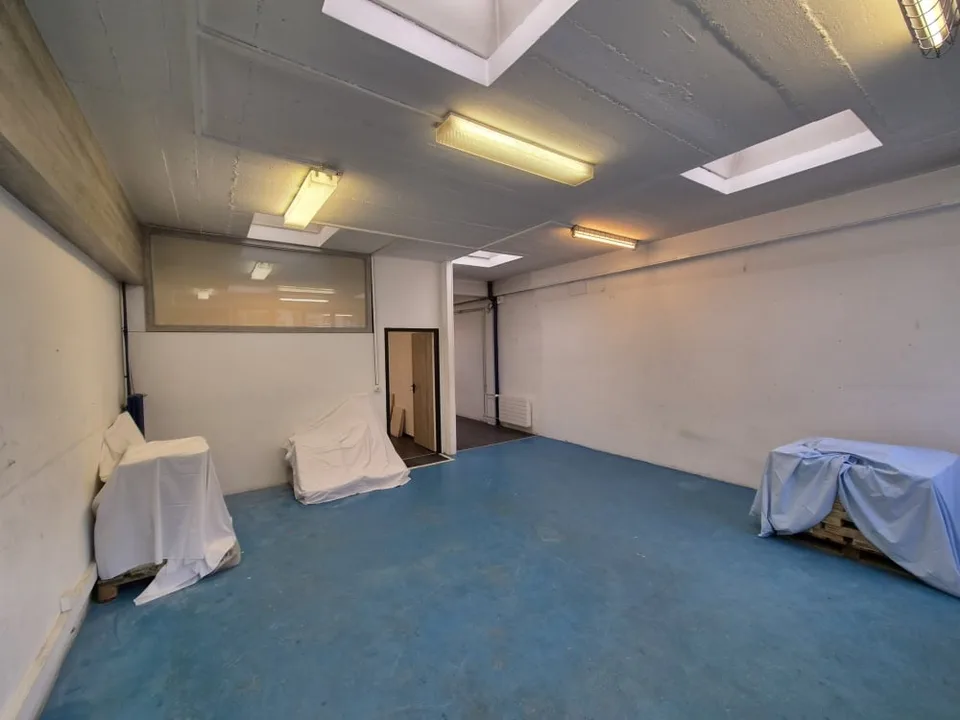 Lokal mit etwa 174m2 in der Erdgeschoss-Etage.