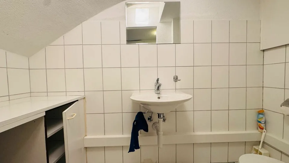 Spazio ufficio/commerciale pratico con luce diurna, archivio/magazzino e WC ad uso esclusivo
