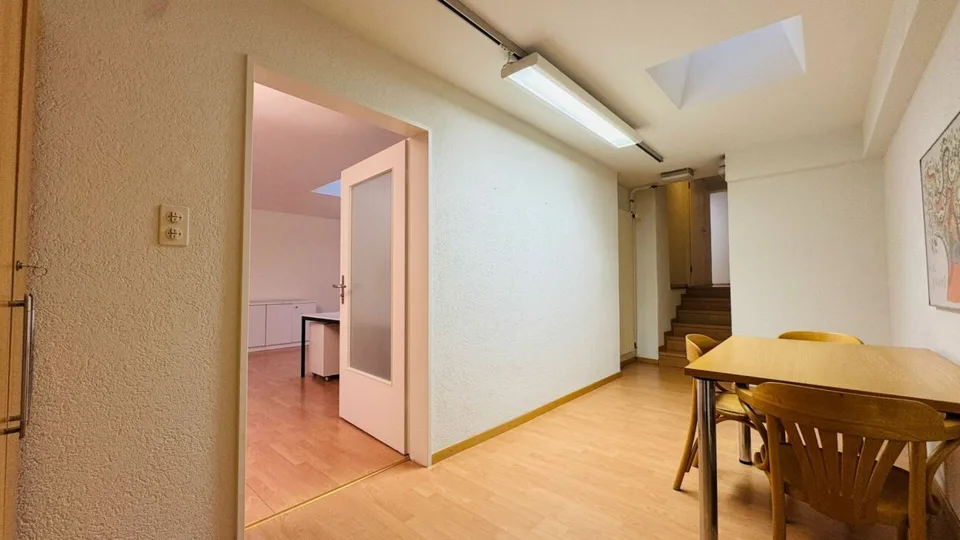 Spazio ufficio/commerciale pratico con luce diurna, archivio/magazzino e WC ad uso esclusivo