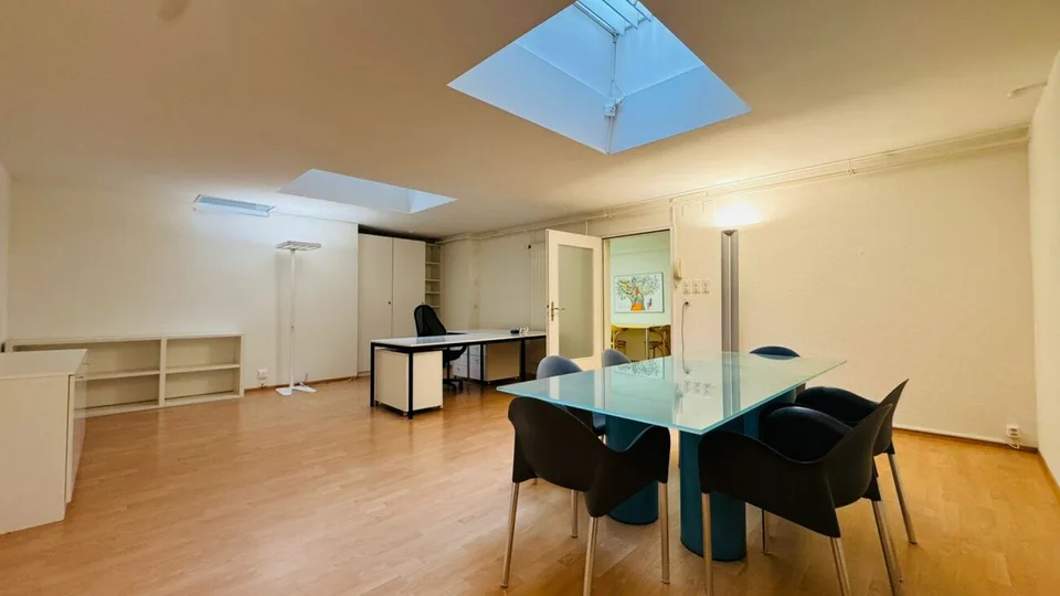 Praktische Büro-/Gewerbefläche mit Tageslicht, Archiv/Lager und WC zur Alleinnutzung
