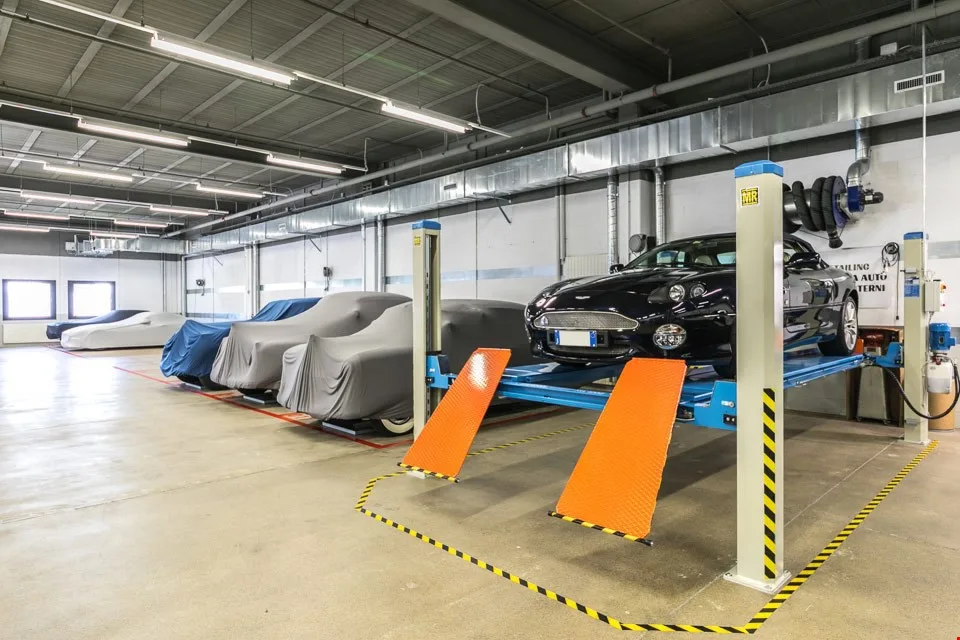 CLASSIC & SPORT CARS STORAGE BIOGGIO-AFFITTASI POSTI AUTO SORVEGLIATI