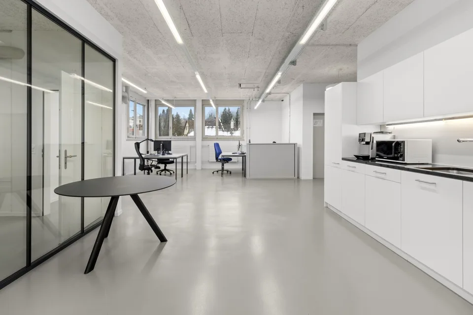 Ufficio arredato pronto per essere occupato in una posizione ben collegata a Wädenswil