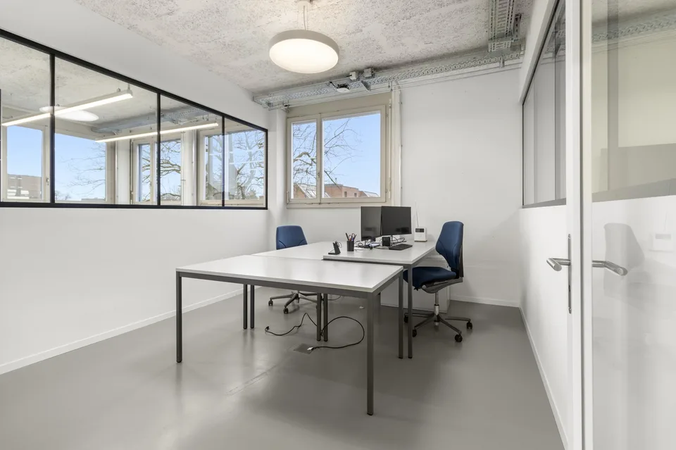 Ufficio arredato pronto per essere occupato in una posizione ben collegata a Wädenswil