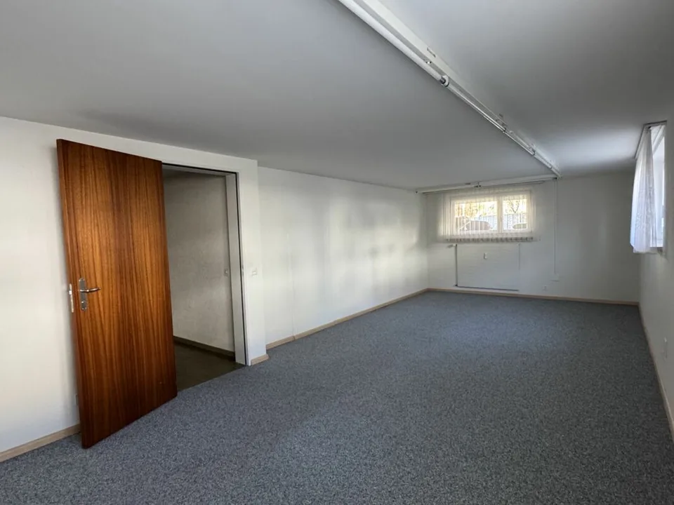 Büroräumlichkeiten im Sockelgeschoss der Burgunderstrasse 15 in 4153 Reinach