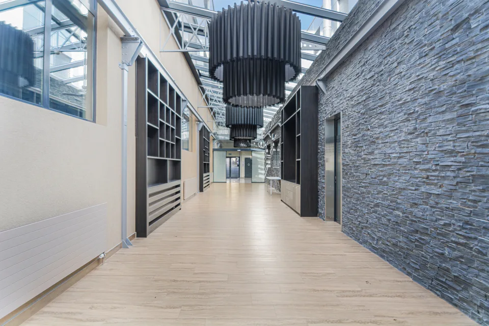 Office/Studio 120 m2 - Close to Highway and Public Transport