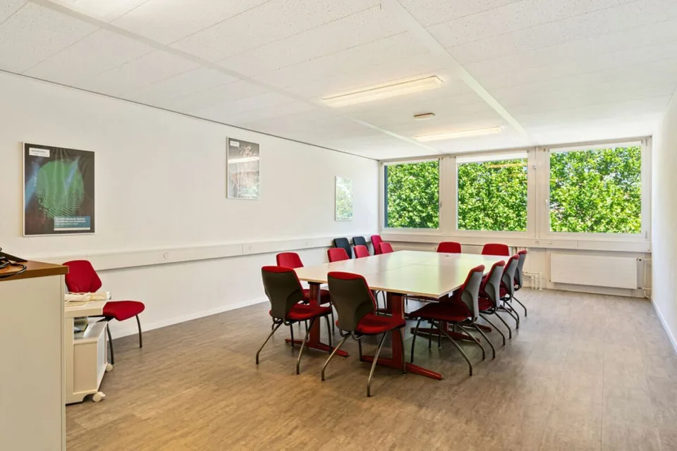 St-Blaise, Gewerbefläche von 50 m2 mit Parkplätzen