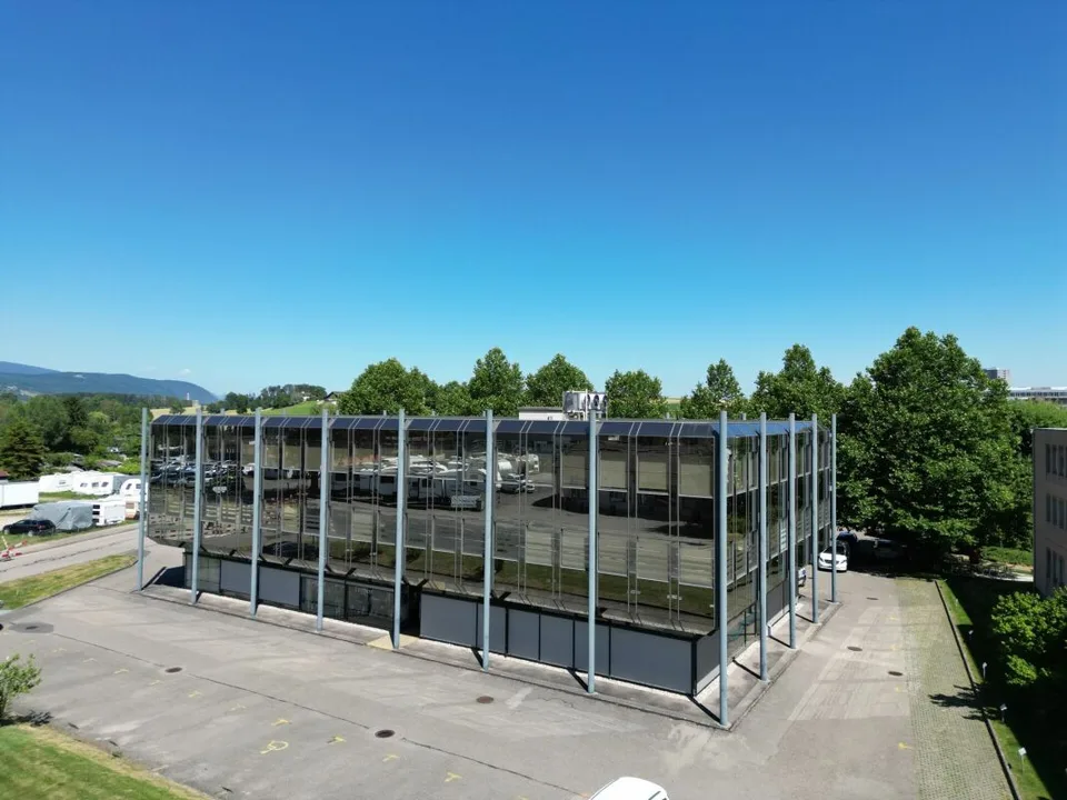 St-Blaise, surface commerciale de 50 m2 avec places de parc