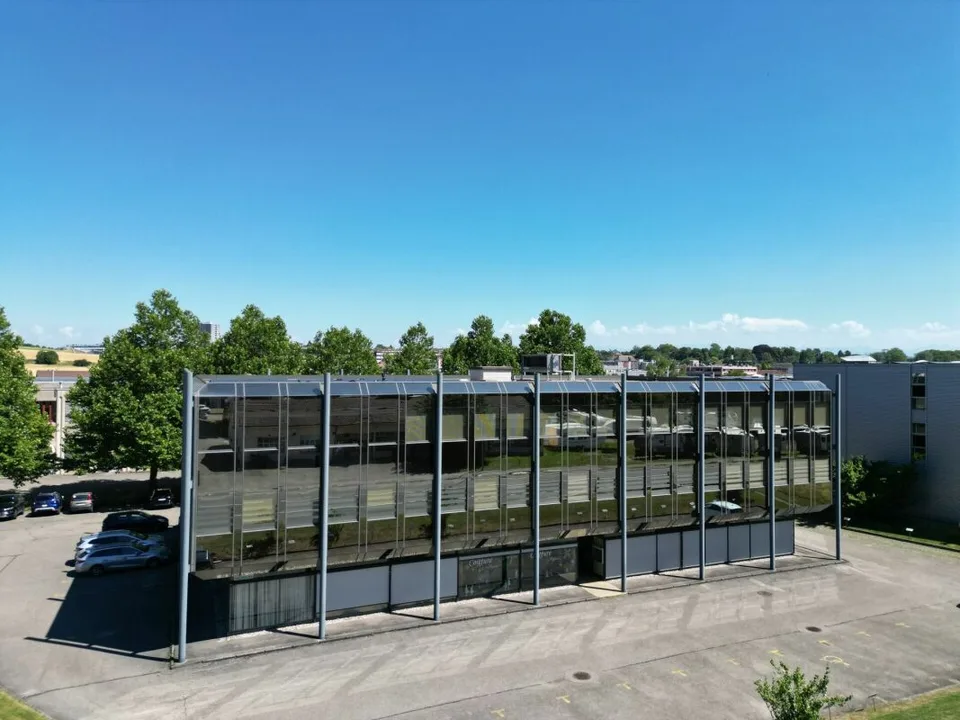 St-Blaise, Gewerbefläche von 50 m2 mit Parkplätzen