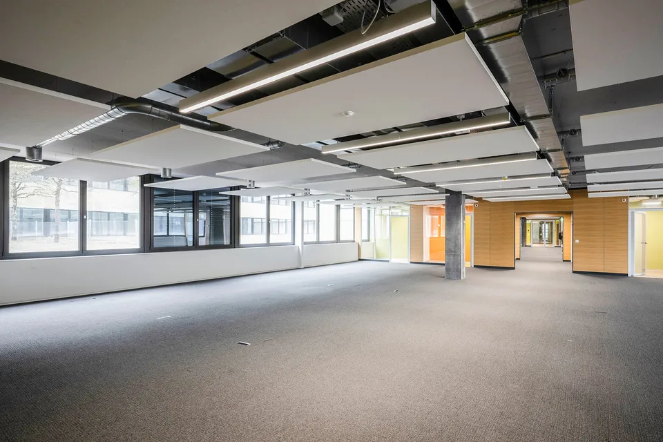 Moderne Büroflächen mit zahlreichen Parkplätzen - Power Tower Baden – Foto 16 von 18