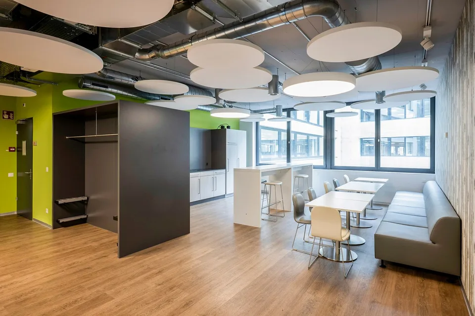 Spazi aziendali moderni con numerosi parcheggi - Power Tower Baden
