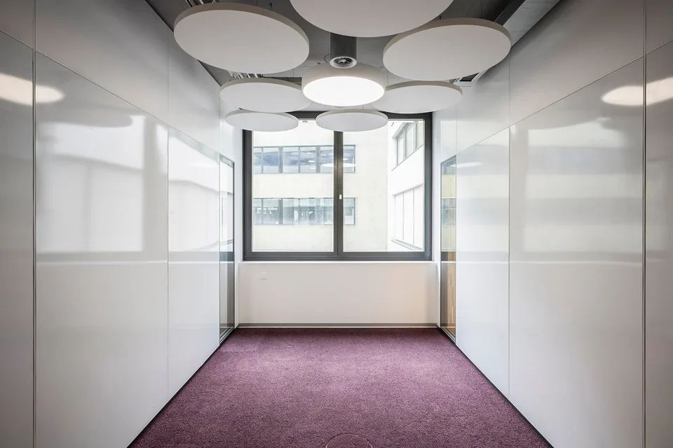 Moderne Büroflächen mit zahlreichen Parkplätzen - Power Tower Baden – Foto 9 von 18