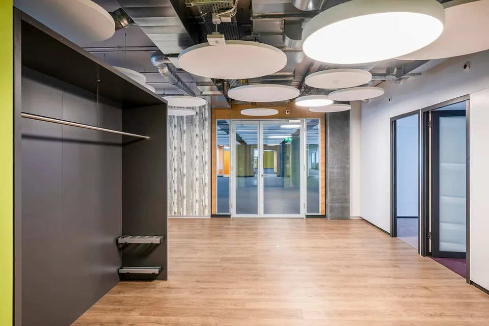 Spazi aziendali moderni con numerosi parcheggi - Power Tower Baden