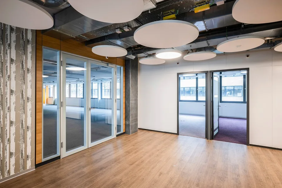 Moderne Büroflächen mit zahlreichen Parkplätzen - Power Tower Baden – Foto 8 von 18