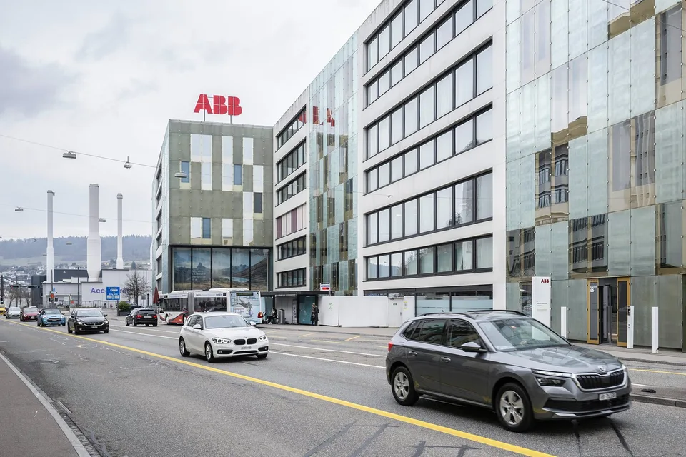 Spazi aziendali moderni con numerosi parcheggi - Power Tower Baden