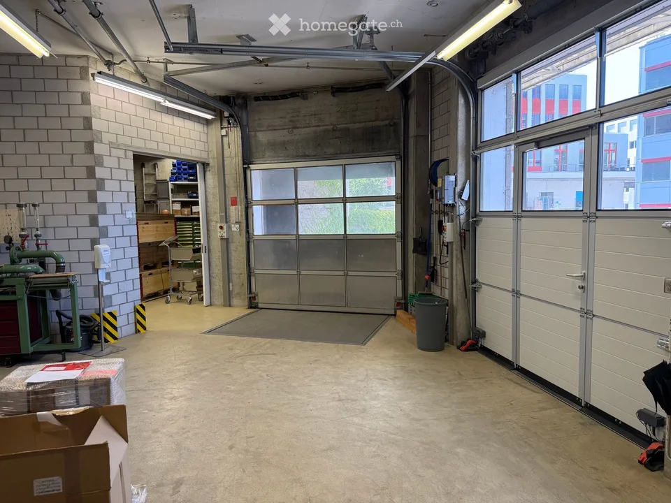 Spazio di stoccaggio industriale con stoccaggio a scaffalatura alta e ascensore per merci e rampa di carico per camion in co-utilizzo
