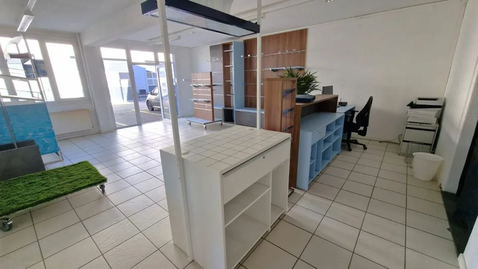 IDEAL FOR COMMERCIAL/SHOWROOM/CRAFTSMAN