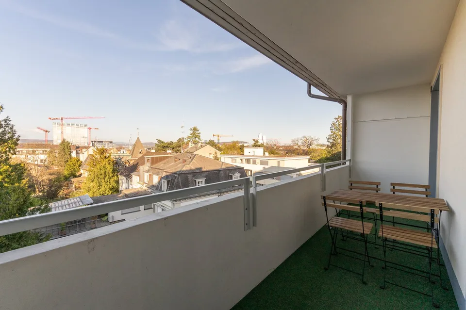 Appartamento centrale di 3,5 locali con lavastoviglie, lavatrice, asciugatrice e balcone