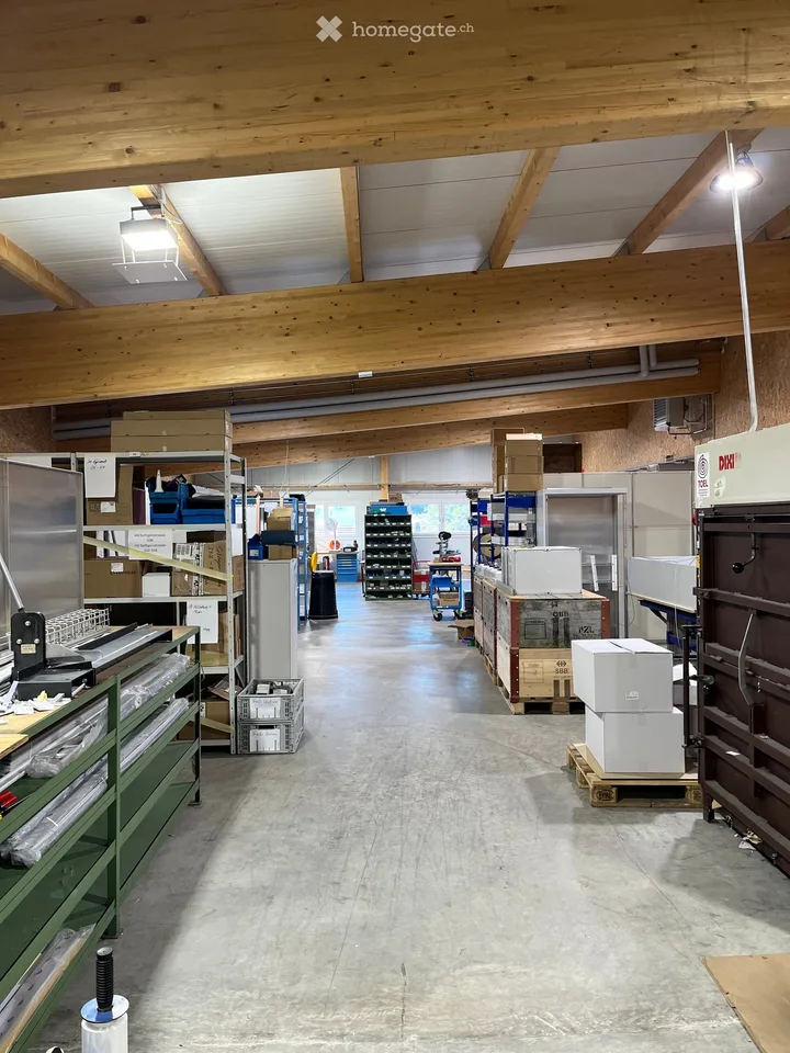 Proprietà commerciale/industriale in affitto a Studen BE – 370 m² - 450 m² dal 2027