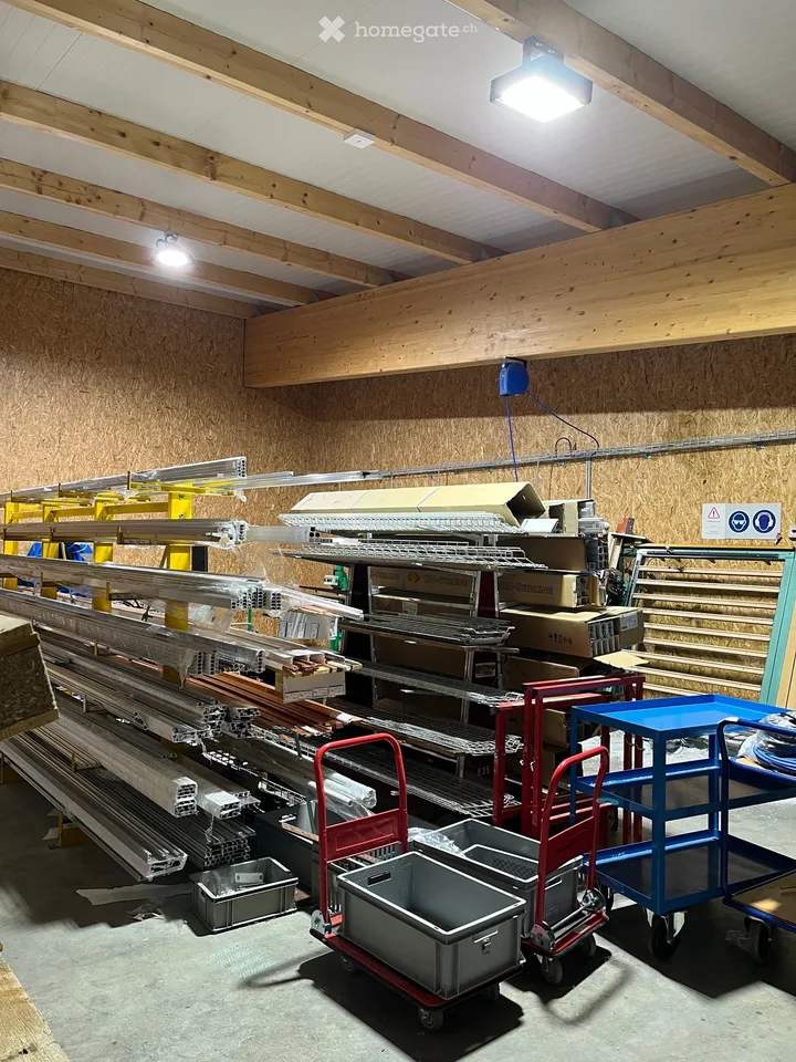 Proprietà commerciale/industriale in affitto a Studen BE – 370 m² - 450 m² dal 2027