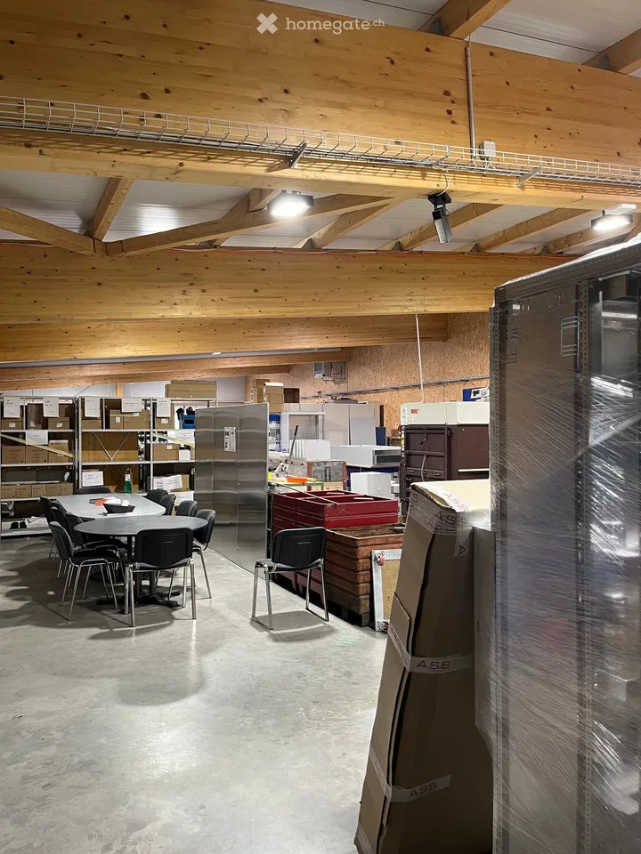 Proprietà commerciale/industriale in affitto a Studen BE – 370 m² - 450 m² dal 2027