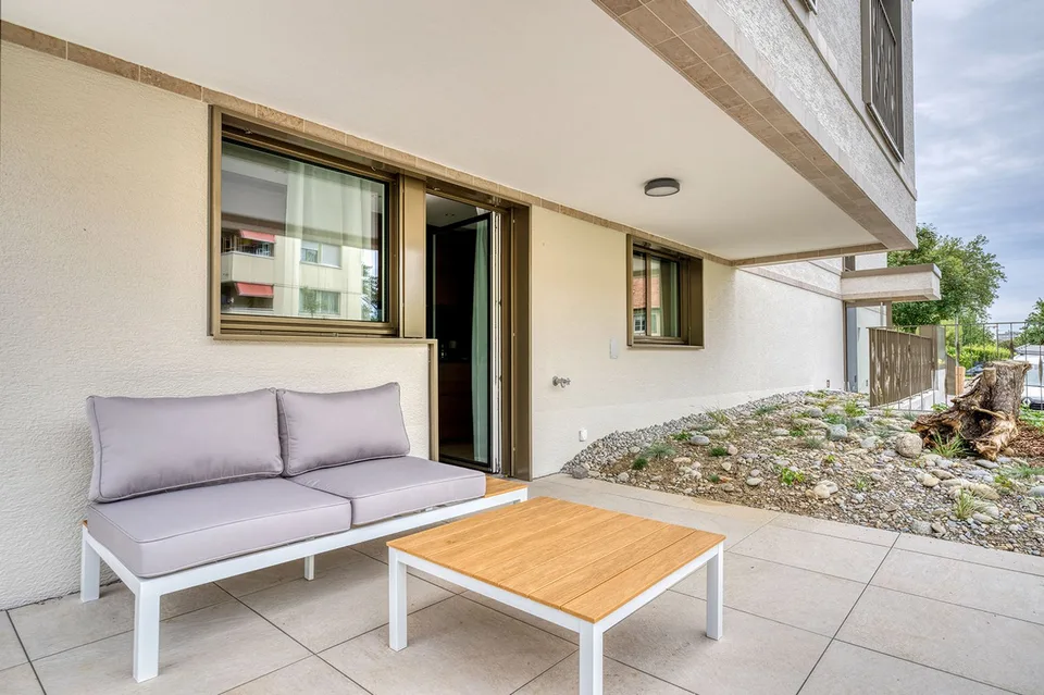 Bello appartamento Wiedikon 2.5 locali con cantina e W/T, vicino al mercato, via Blueground