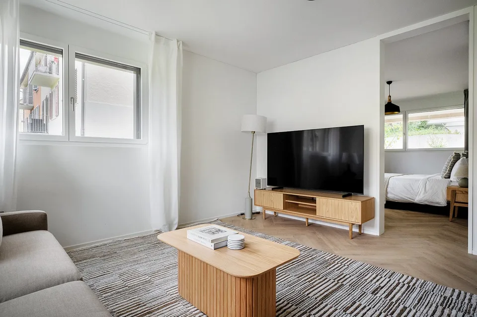 Bello appartamento Wiedikon 2.5 locali con cantina e W/T, vicino al mercato, via Blueground