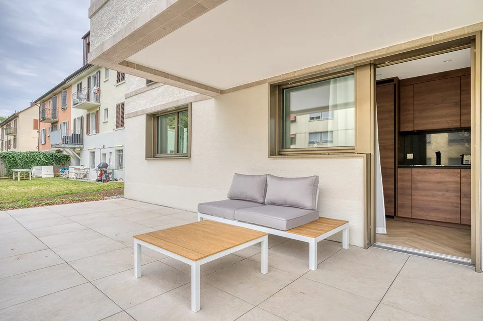 Bello appartamento Wiedikon 2.5 locali con cantina e W/T, vicino al mercato, via Blueground