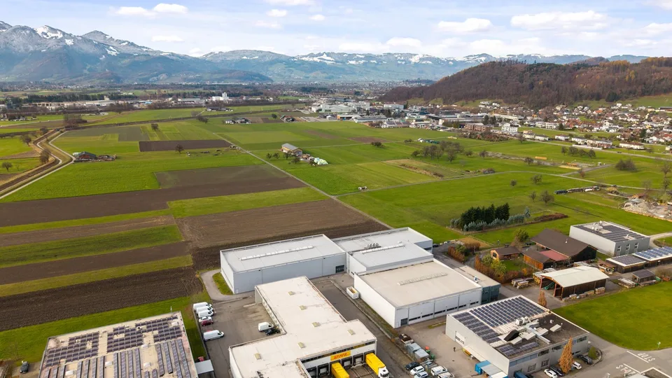 Immobile commerciale attraente con spazi di stoccaggio, logistica e uffici