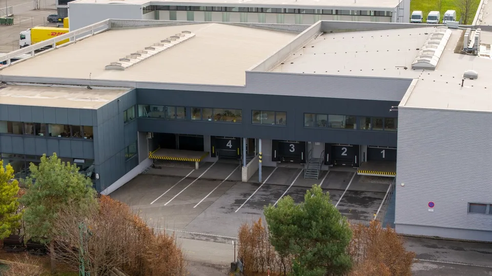 Immobile commerciale attraente con spazi di stoccaggio, logistica e uffici