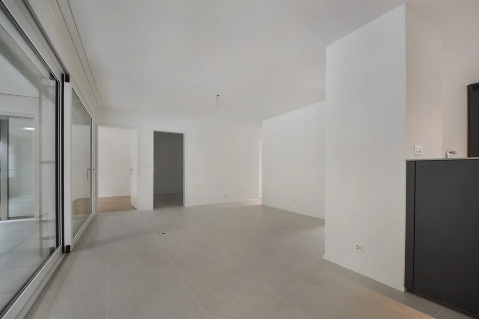Appartement moderne de 3,5 pièces avec balcon et garage à Zürich-Seebach