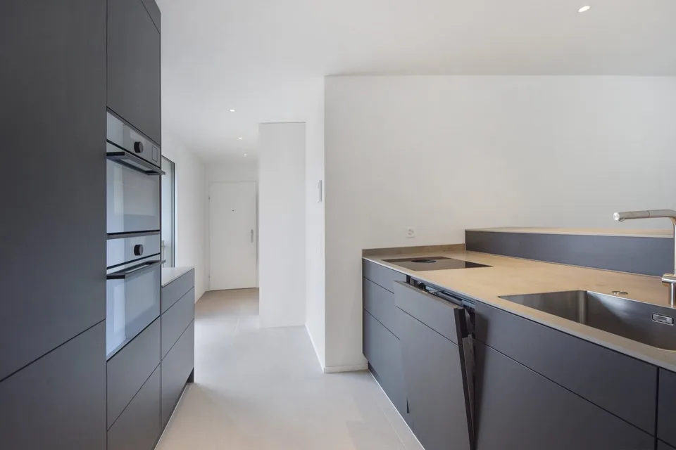Appartement moderne de 3,5 pièces avec balcon et garage à Zürich-Seebach