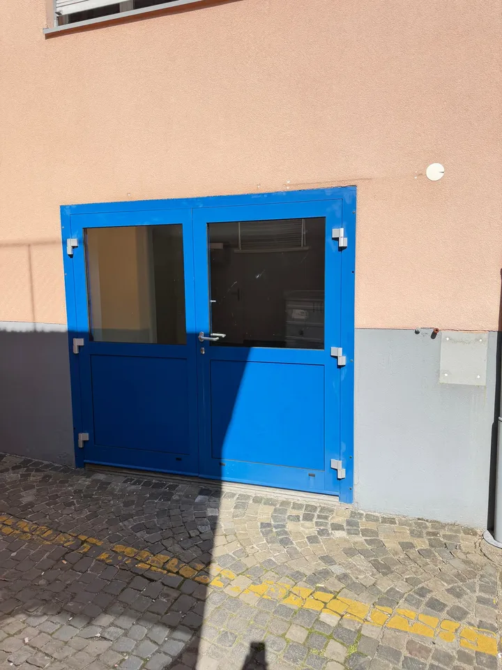 Spazi commerciali moderni di 2 camere in una posizione centrale a Gossau