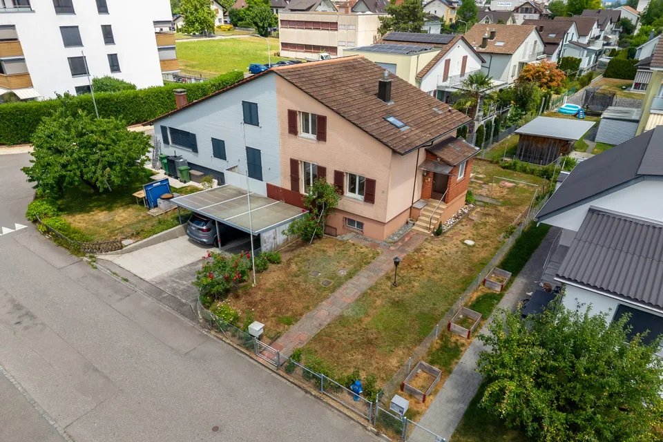 Charmante Doppelhaushälfte mit Entwicklungspotenzial