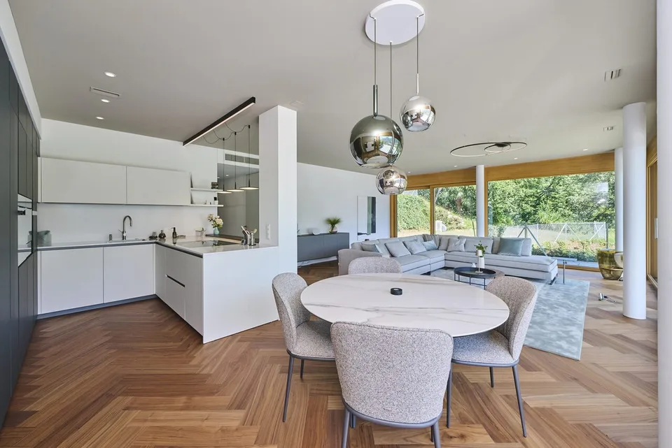 Moderno Appartamento con Terrazza, Giardino e Vista Montagna