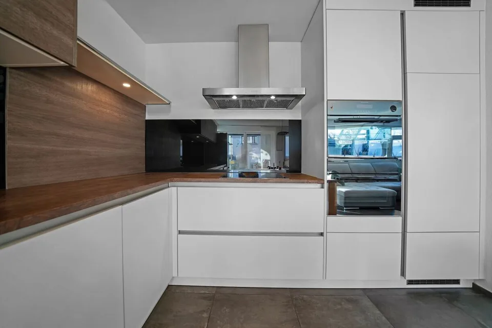 Neuwertige, moderne 2.5 Zimmer Eigentumswohnung mit Gartenanteil