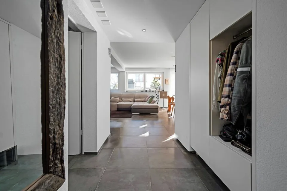 Neuwertige, moderne 2.5 Zimmer Eigentumswohnung mit Gartenanteil