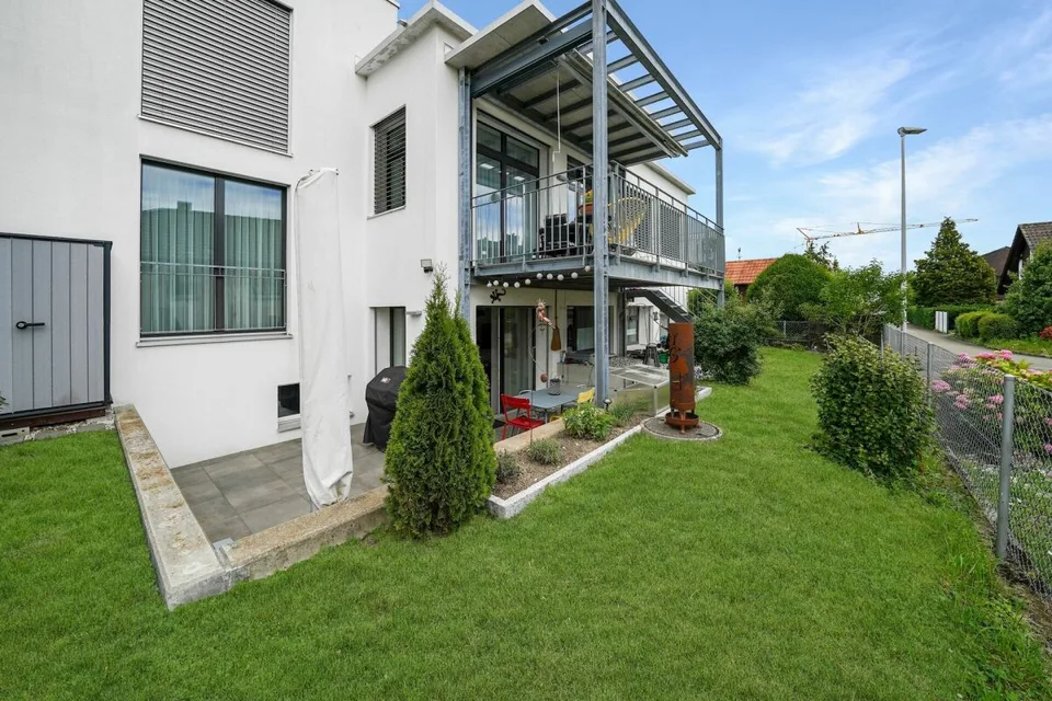 Neuwertige, moderne 2.5 Zimmer Eigentumswohnung mit Gartenanteil