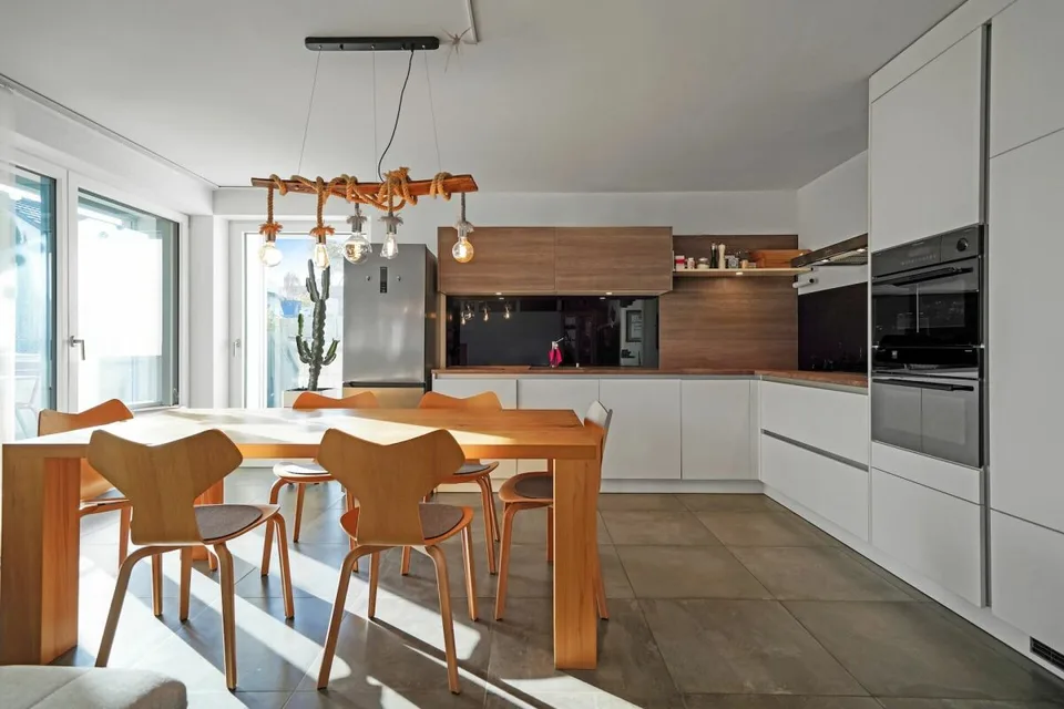 Neuwertige, moderne 2.5 Zimmer Eigentumswohnung mit Gartenanteil
