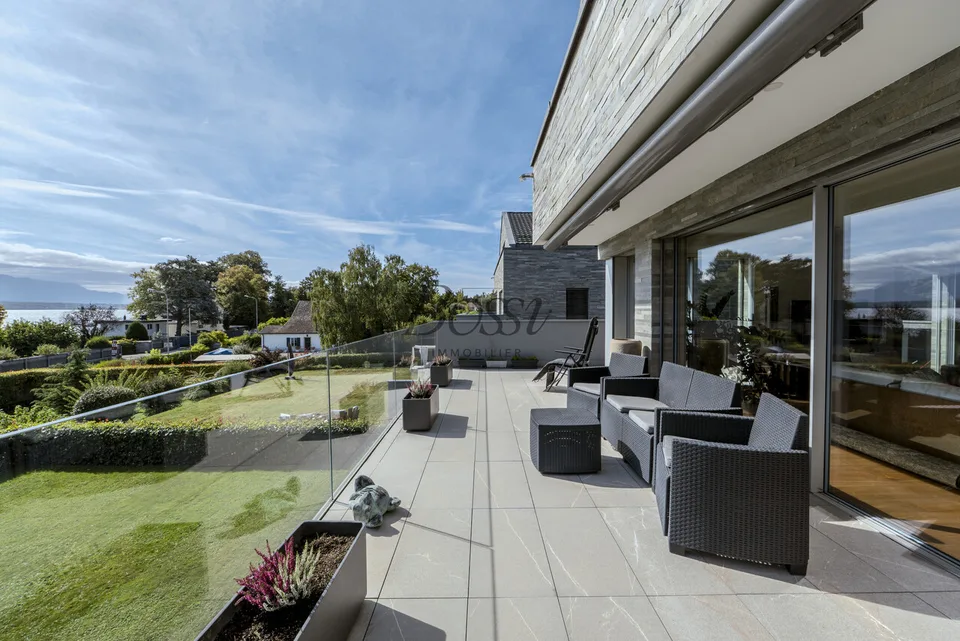 Élégance, volumes et lumière -- duplex avec vue lac