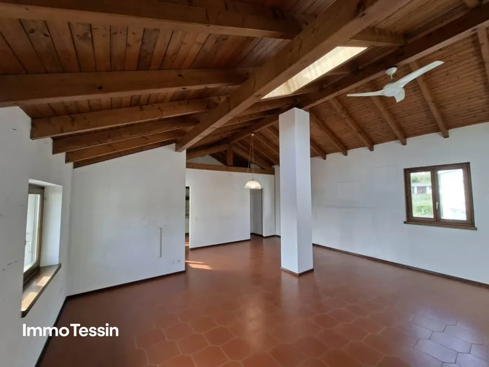 Ruhige, sonnige und grosszügige Attikawohnung mit privatem Garten, Pergola und wunderschöner Weitsicht über das Mendrisiotto – Foto 8 von 13