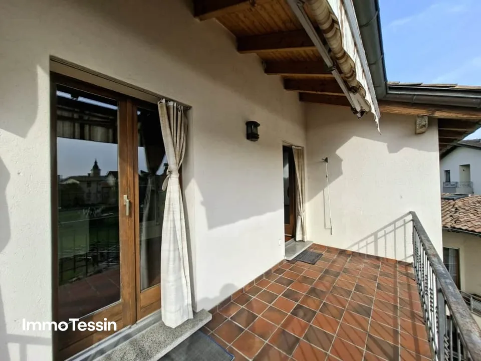 Ruhige, sonnige und grosszügige Attikawohnung mit privatem Garten, Pergola und wunderschöner Weitsicht über das Mendrisiotto – Foto 6 von 13