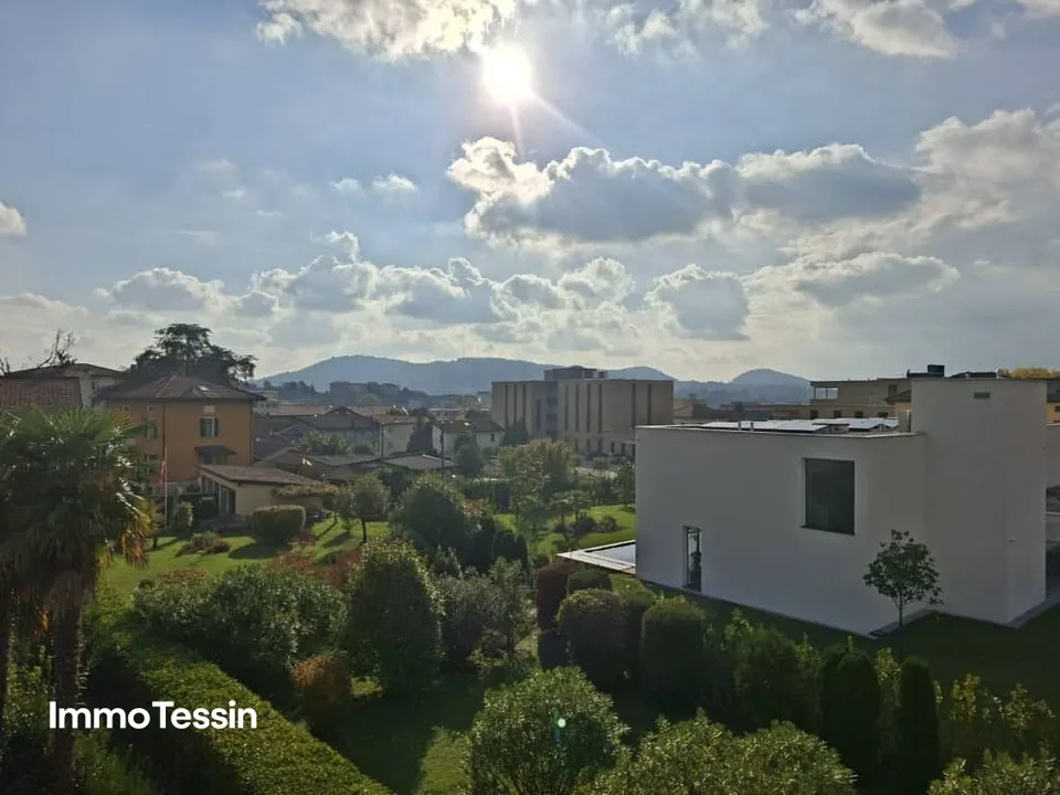 Appartement penthouse calme, ensoleillé et spacieux avec jardin privé, pergola et magnifique vue sur le Mendrisiotto