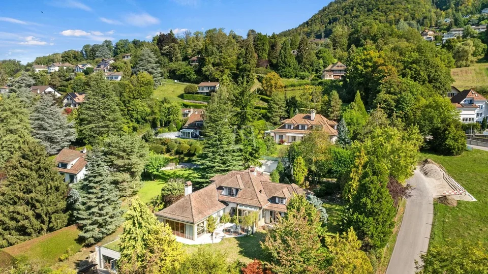 Proprietà di charme da ristrutturare, con vista e piscina interna a St-Légier