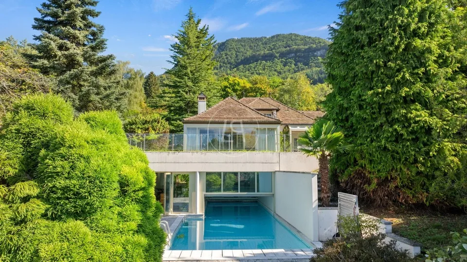 Propriété de charme à rénover, vue et piscine intérieure à St-Légier