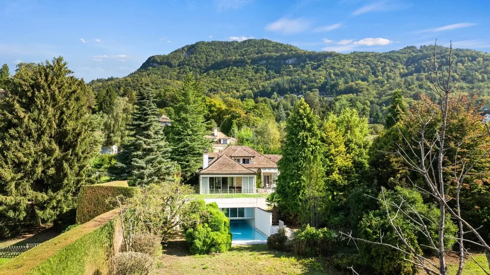 Proprietà di charme da ristrutturare, con vista e piscina interna a St-Légier