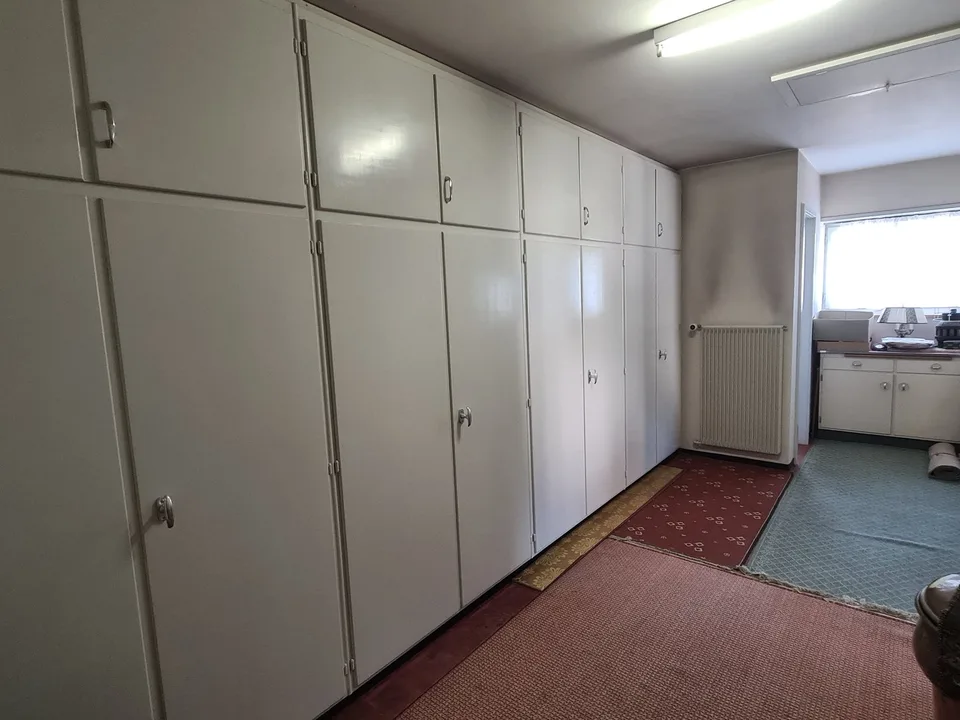 Sehr geräumige und charmante Villa, ideal auf einem großen, wunderschönen Grundstück gelegen – Foto 27 von 30