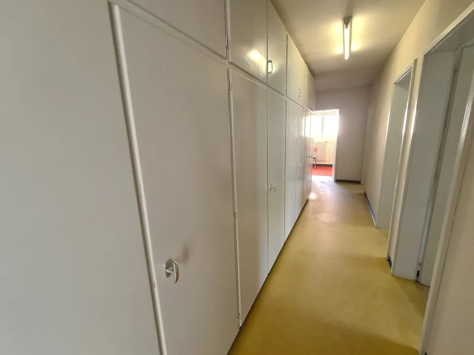 Sehr geräumige und charmante Villa, ideal auf einem großen, wunderschönen Grundstück gelegen – Foto 19 von 30