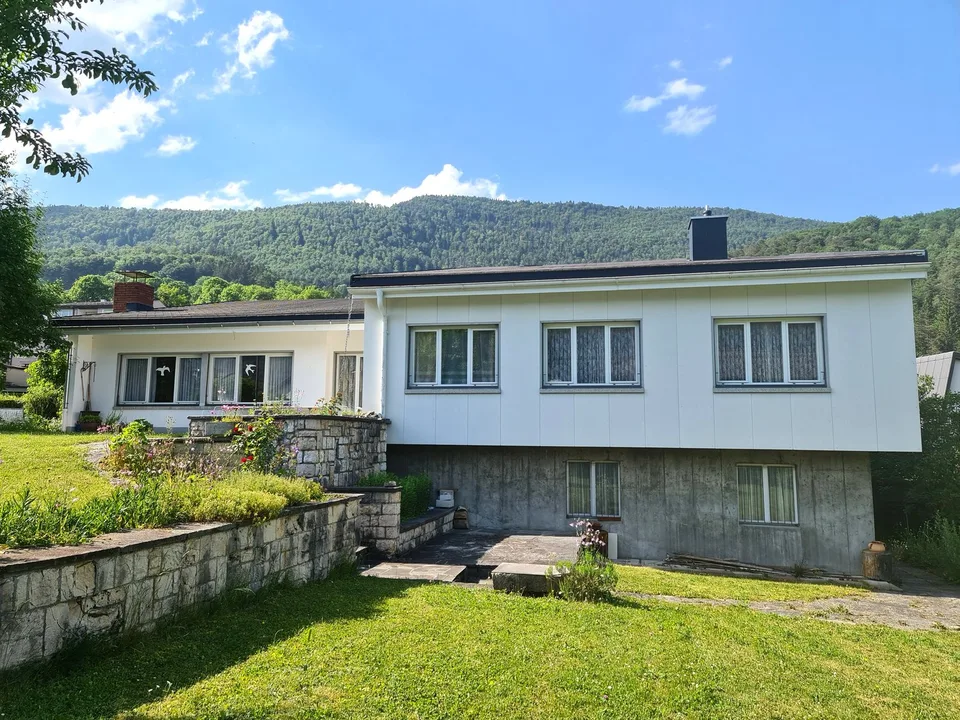 Sehr geräumige und charmante Villa in idealer Lage auf einem großen und wunderschönen Grundstück