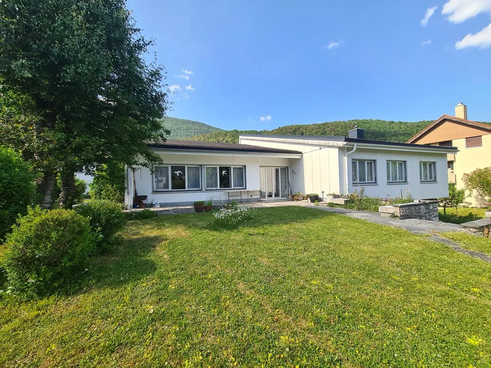 Très spacieuse et charmante villa idéalement bien située sur une grande parcelle de toute beauté