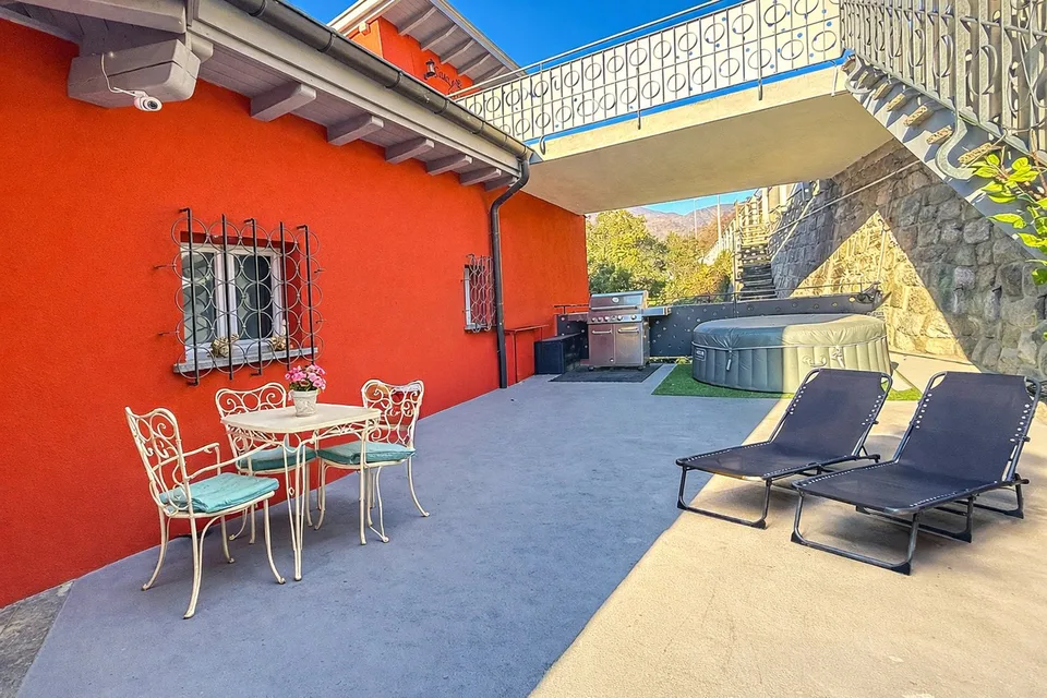 Zweitwohnsitz: 3.5 Zimmer-Wohnung im obersten Stockwerk mit Zugang zur Promenade am Fluss Maggia